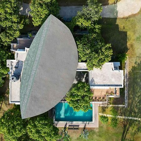 The Leaf By Stayvista - An Enchanting Escape Offering A Pool, Terrace, Lush Lawn, Contemporary Interiors, And Indoor Games Alībāg Exteriör bild
