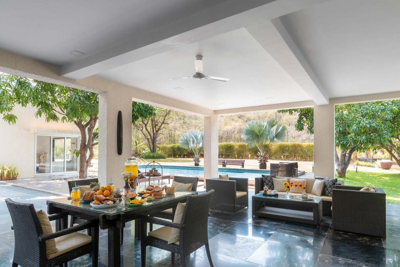 The Leaf By Stayvista - An Enchanting Escape Offering A Pool, Terrace, Lush Lawn, Contemporary Interiors, And Indoor Games Alībāg Exteriör bild