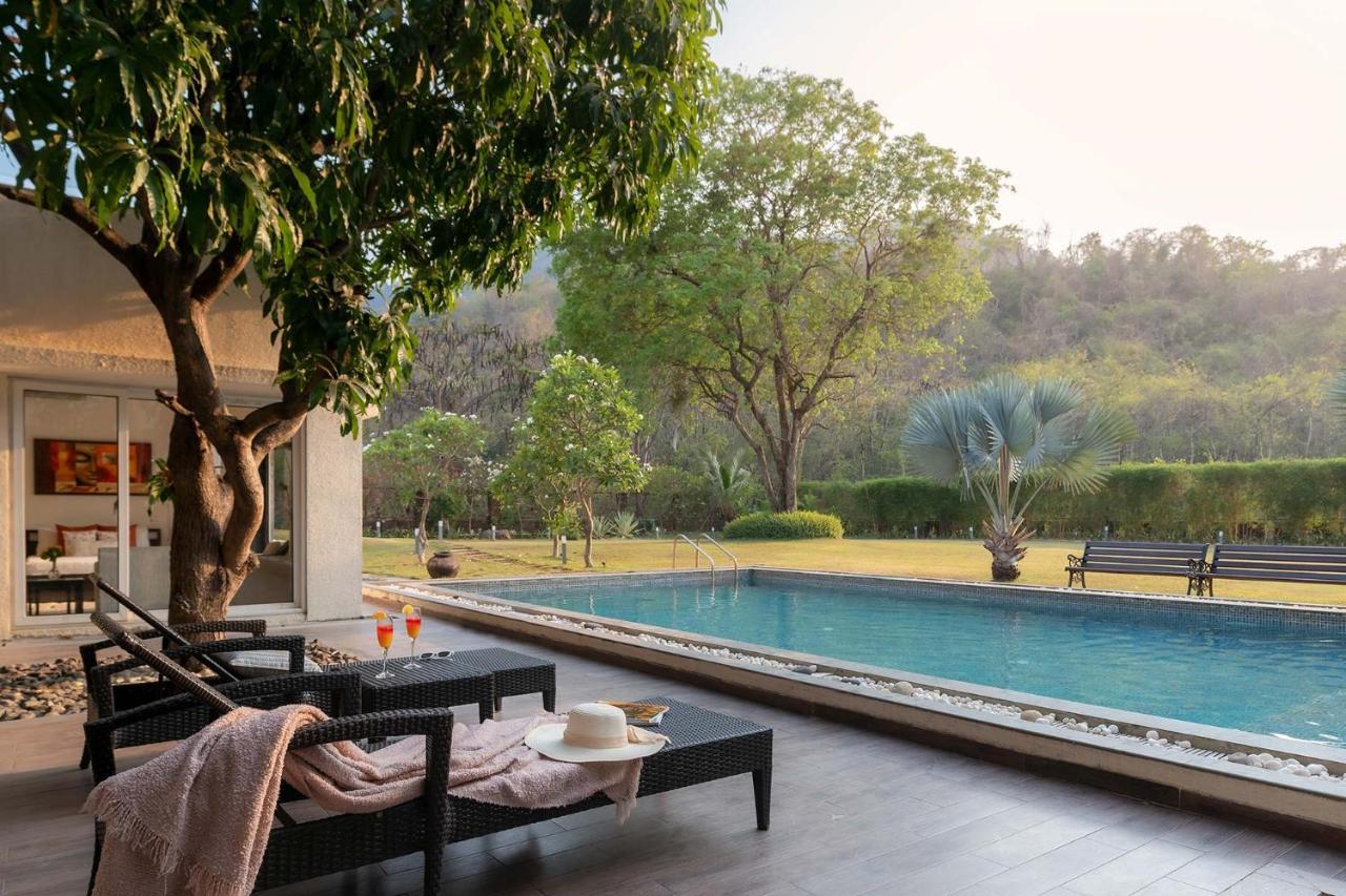 The Leaf By Stayvista - An Enchanting Escape Offering A Pool, Terrace, Lush Lawn, Contemporary Interiors, And Indoor Games Alībāg Exteriör bild