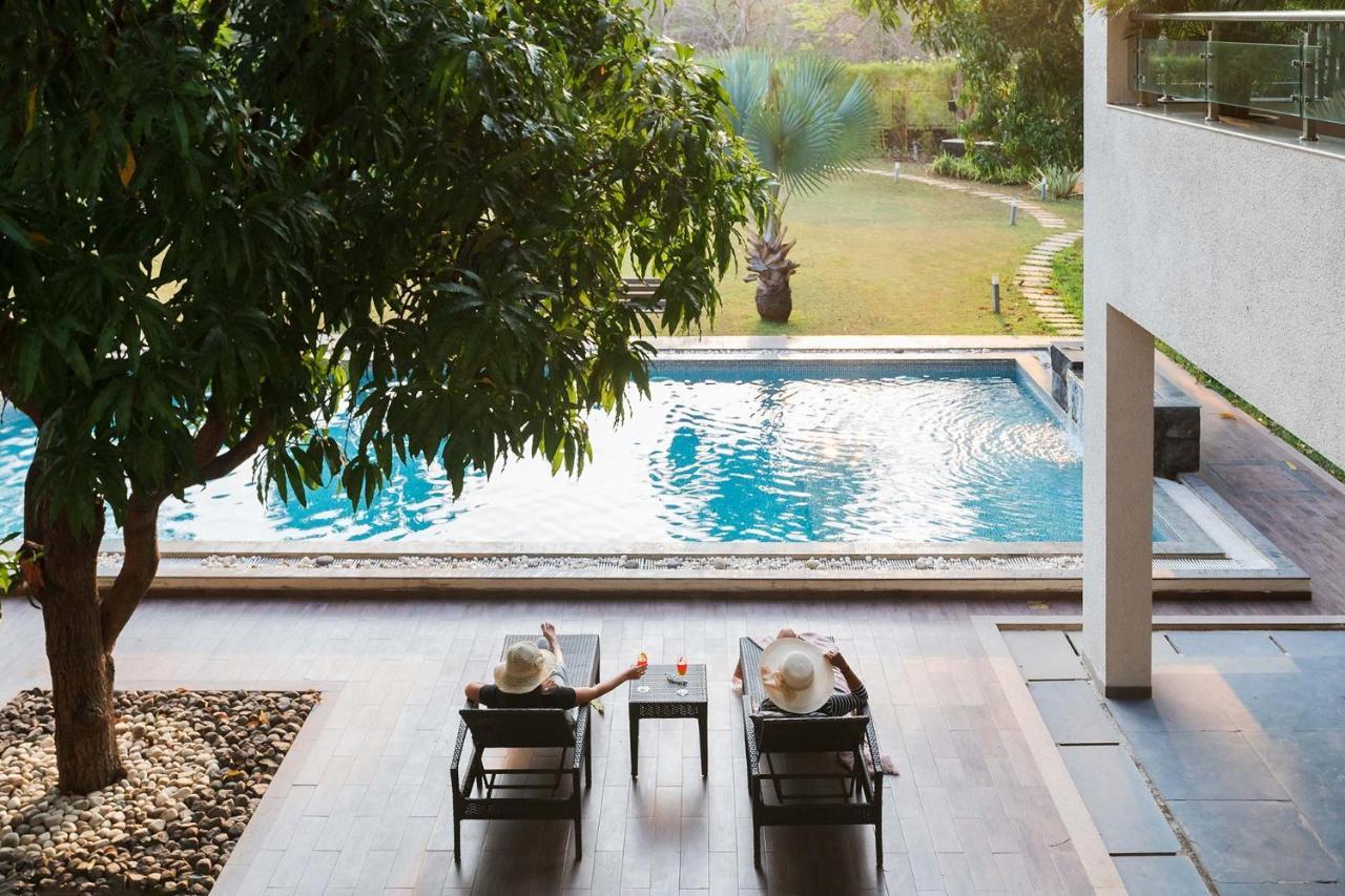 The Leaf By Stayvista - An Enchanting Escape Offering A Pool, Terrace, Lush Lawn, Contemporary Interiors, And Indoor Games Alībāg Exteriör bild