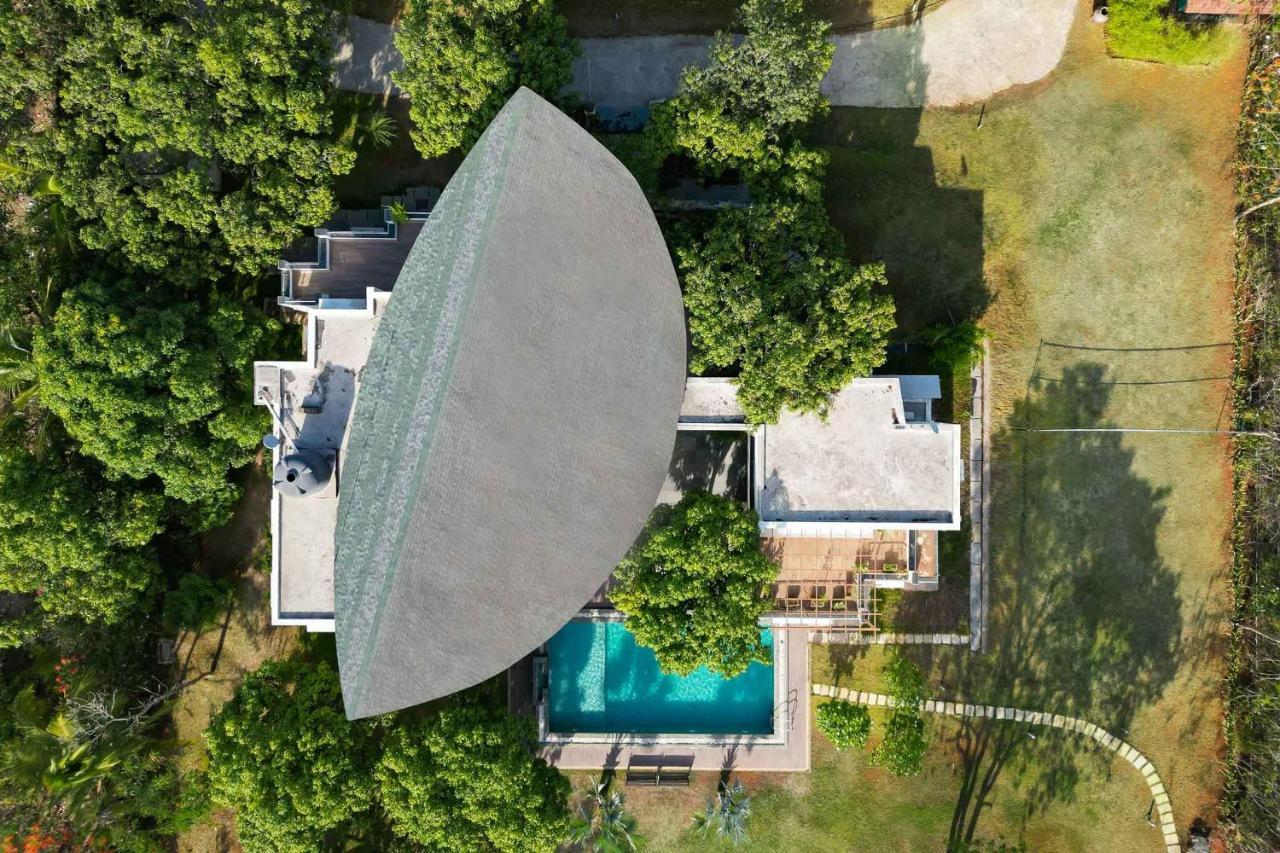 The Leaf By Stayvista - An Enchanting Escape Offering A Pool, Terrace, Lush Lawn, Contemporary Interiors, And Indoor Games Alībāg Exteriör bild